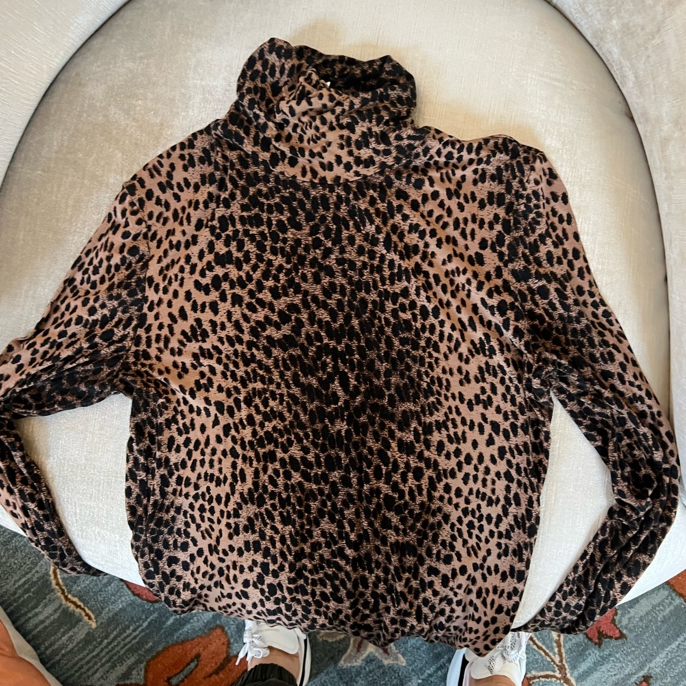 Really good print cheetah turtle neck